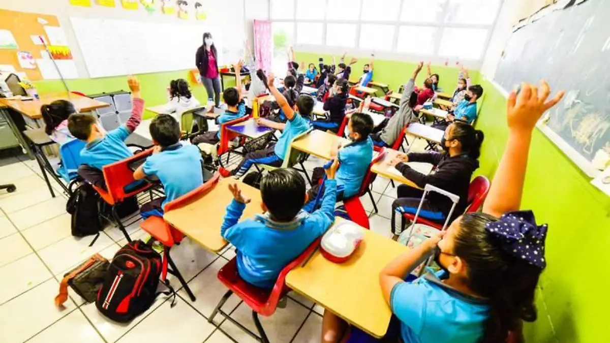 Estudiantes alumnos salón de clases escuela